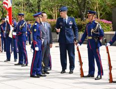 IM体育社区互动入口-帅气的庆祝动作赢得阵阵掌声