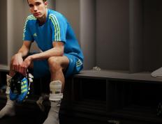 IM体育网页版登录入口-街道狂飙与绿茵颠覆，当F1引擎轰鸣遇见加纳足球奇迹