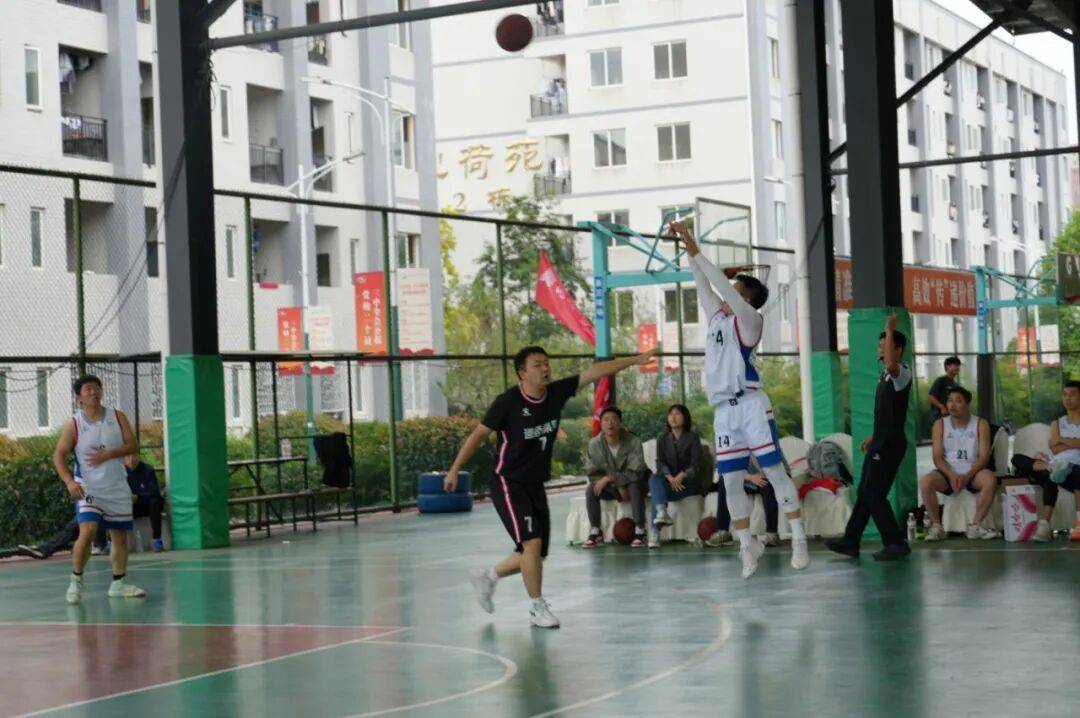 IM体育下载-包含半场紧张多变,球员奉献激烈角逐彰显拼搏精神的词条