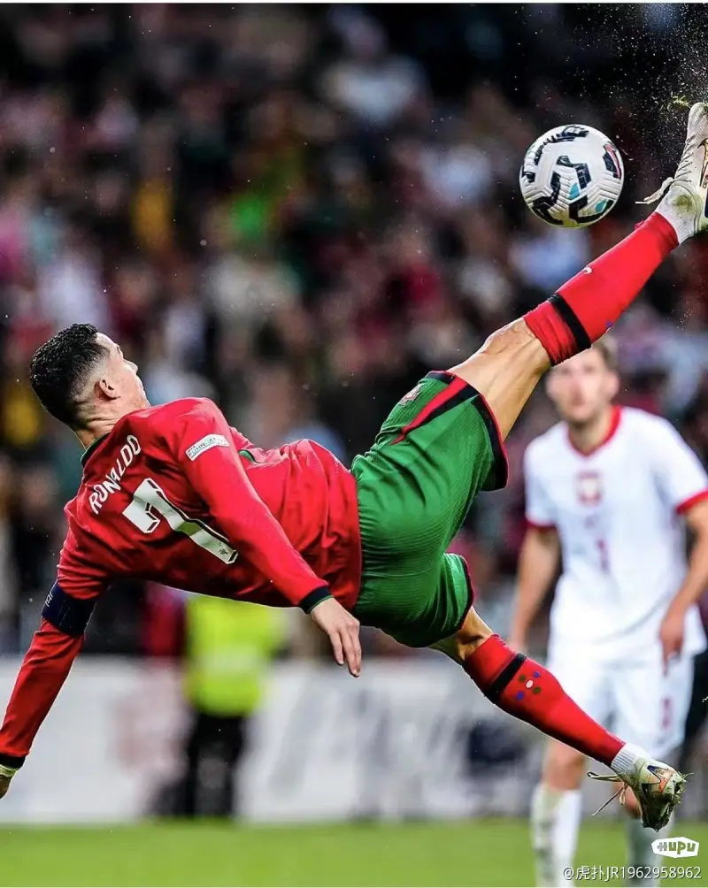 IM体育社区互动入口-国际足球明星在洲际比赛中展现技艺