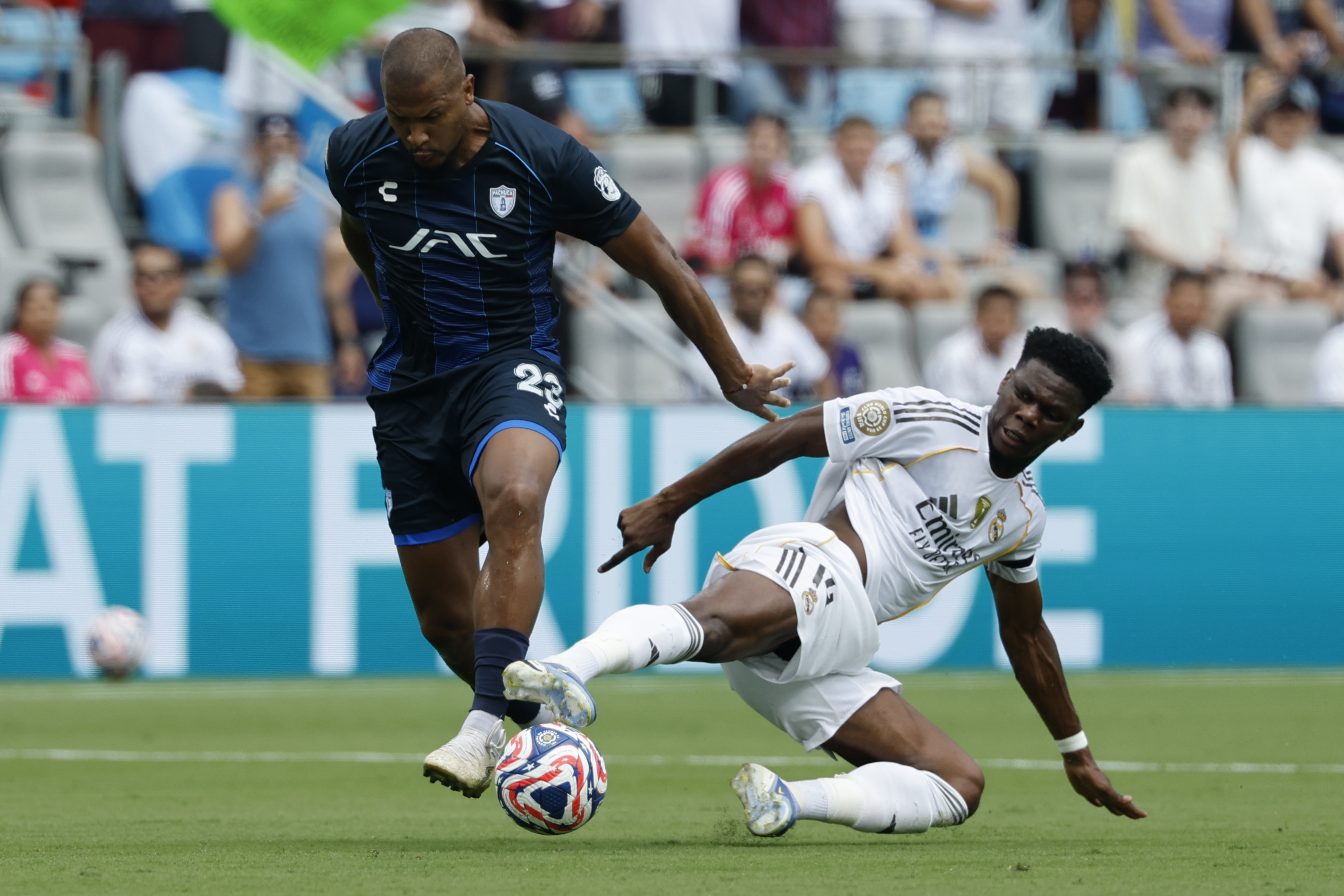 IM体育动画直播通道-顶尖对阵！足球联赛搏击中的绝对厮杀