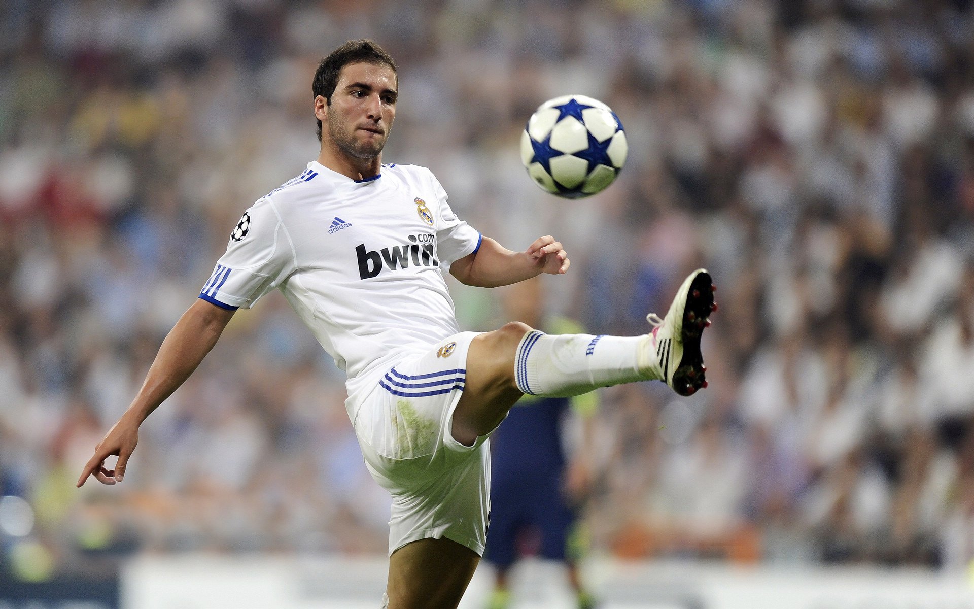 IM体育app-托尼·克罗斯的魔法时刻，乌拉圭逆转比利亚雷亚尔，个人能力照亮团队胜利之路